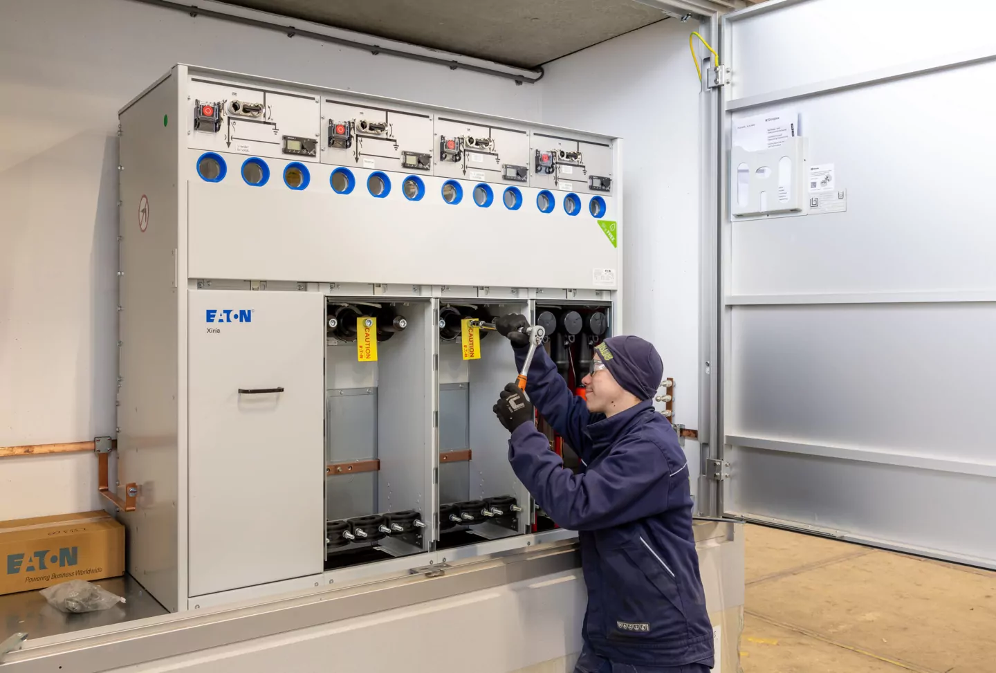 Monteur werkt met gereedschap aan een middenspanningsinstallatie