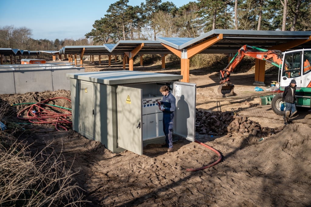Aanleg middenspanningsring met compactstations camping Bakkum